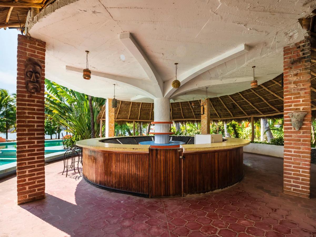 Oyo Hotel Sands Barra de Navidad Exteriér fotografie